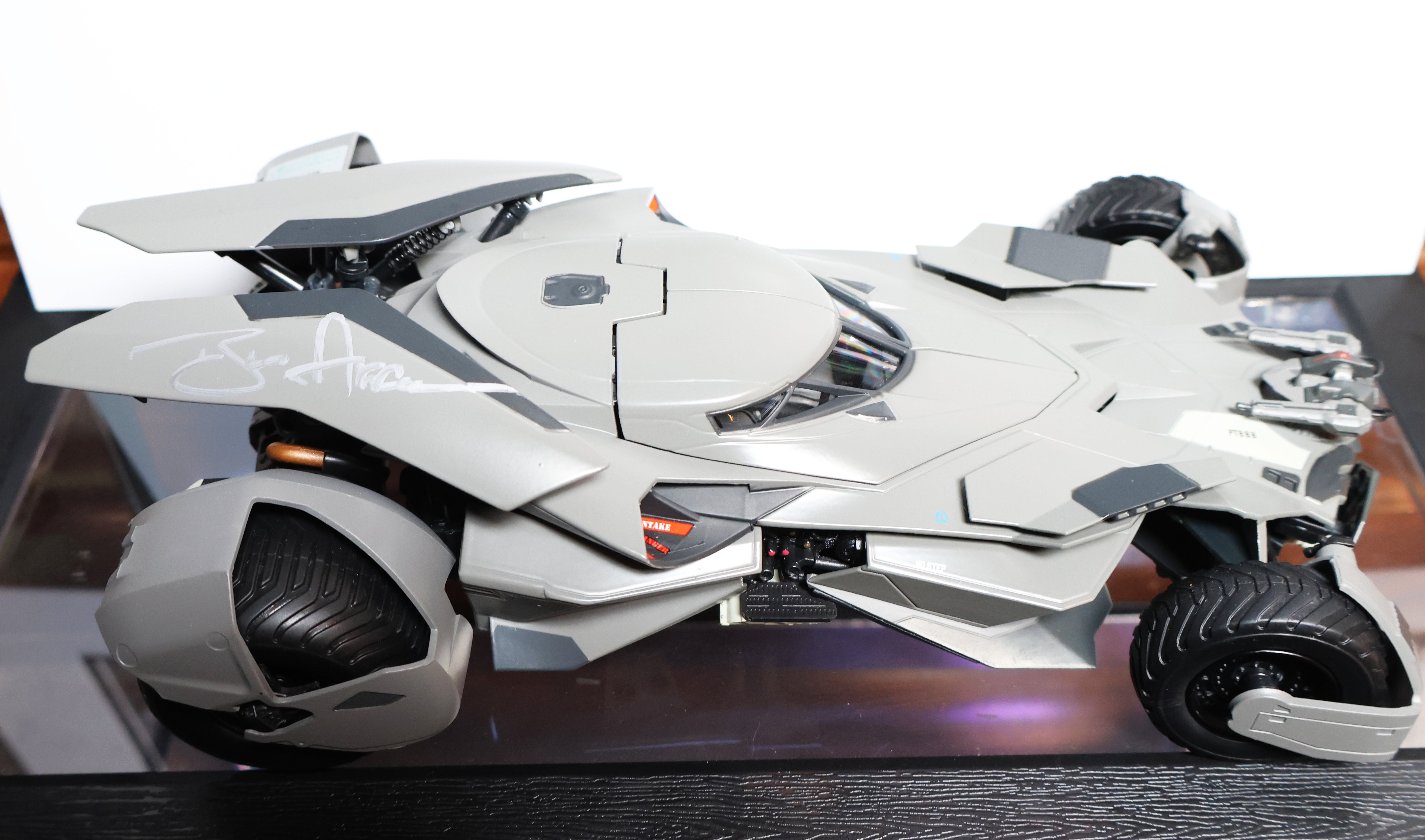 Ben Affleck Autographed "Dawn of Justice" Elite Batmobile 1:18 Scale Die Cast Model