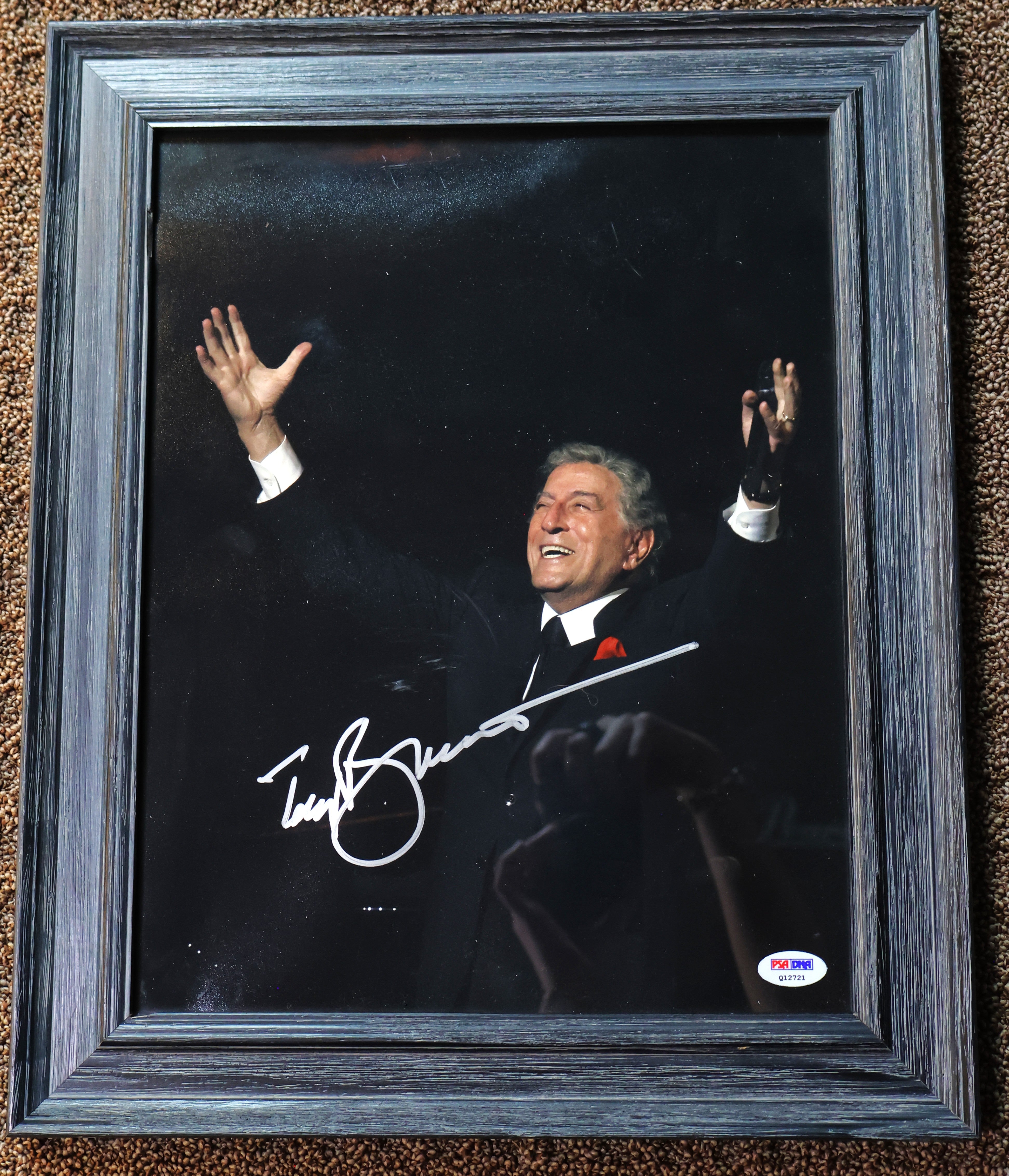 Tony Bennett Autographed 8x10 Color Framed Photo PSA/DNA COA (Q12721)