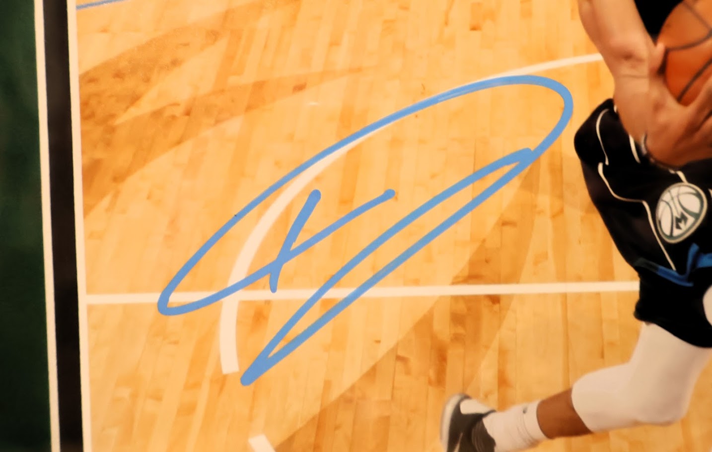 Giannis Antetokounmpo Autographed 11x14 Photo Framed JSA COA