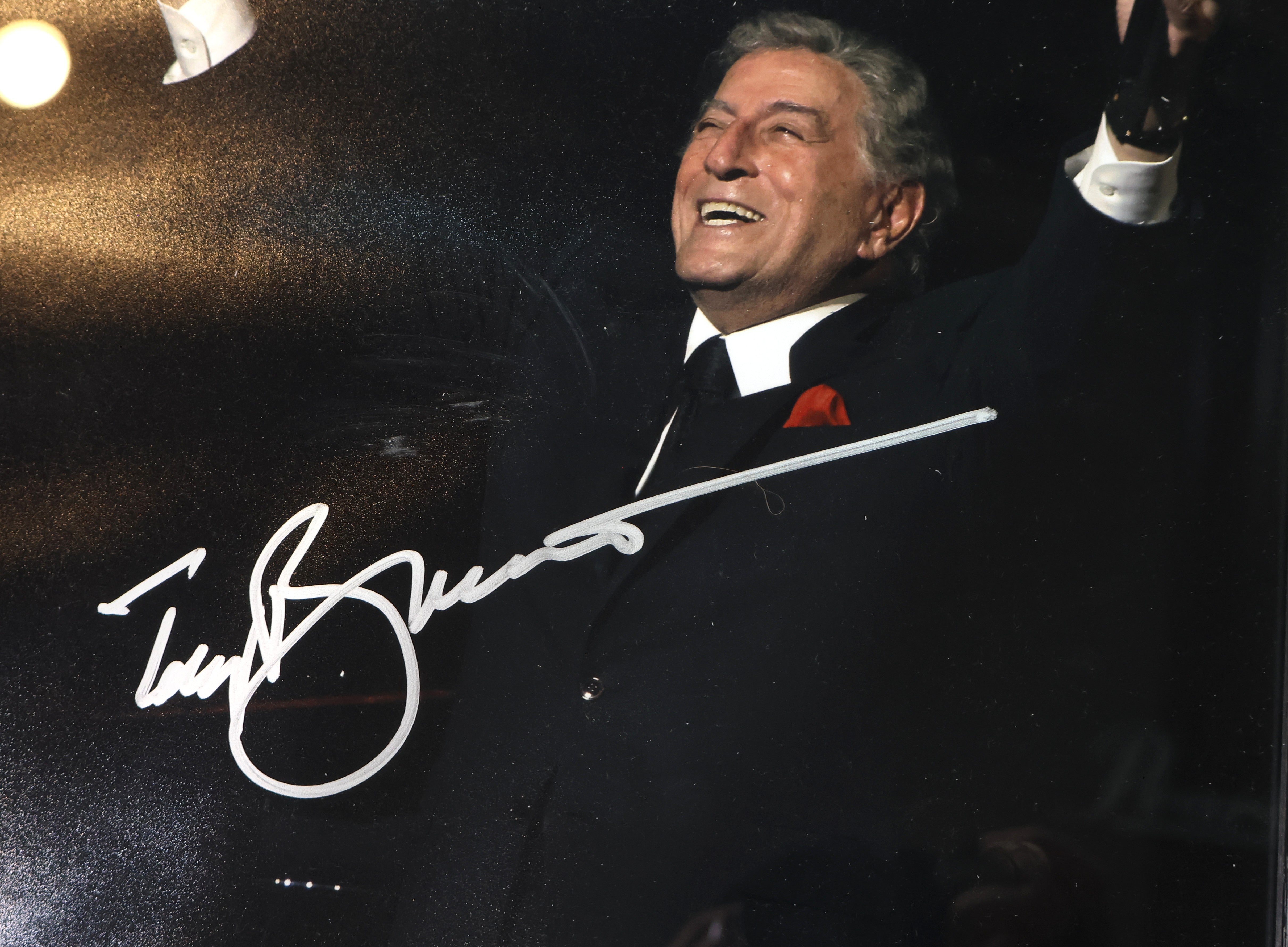 Tony Bennett Autographed 8x10 Color Framed Photo PSA/DNA COA (Q12721)
