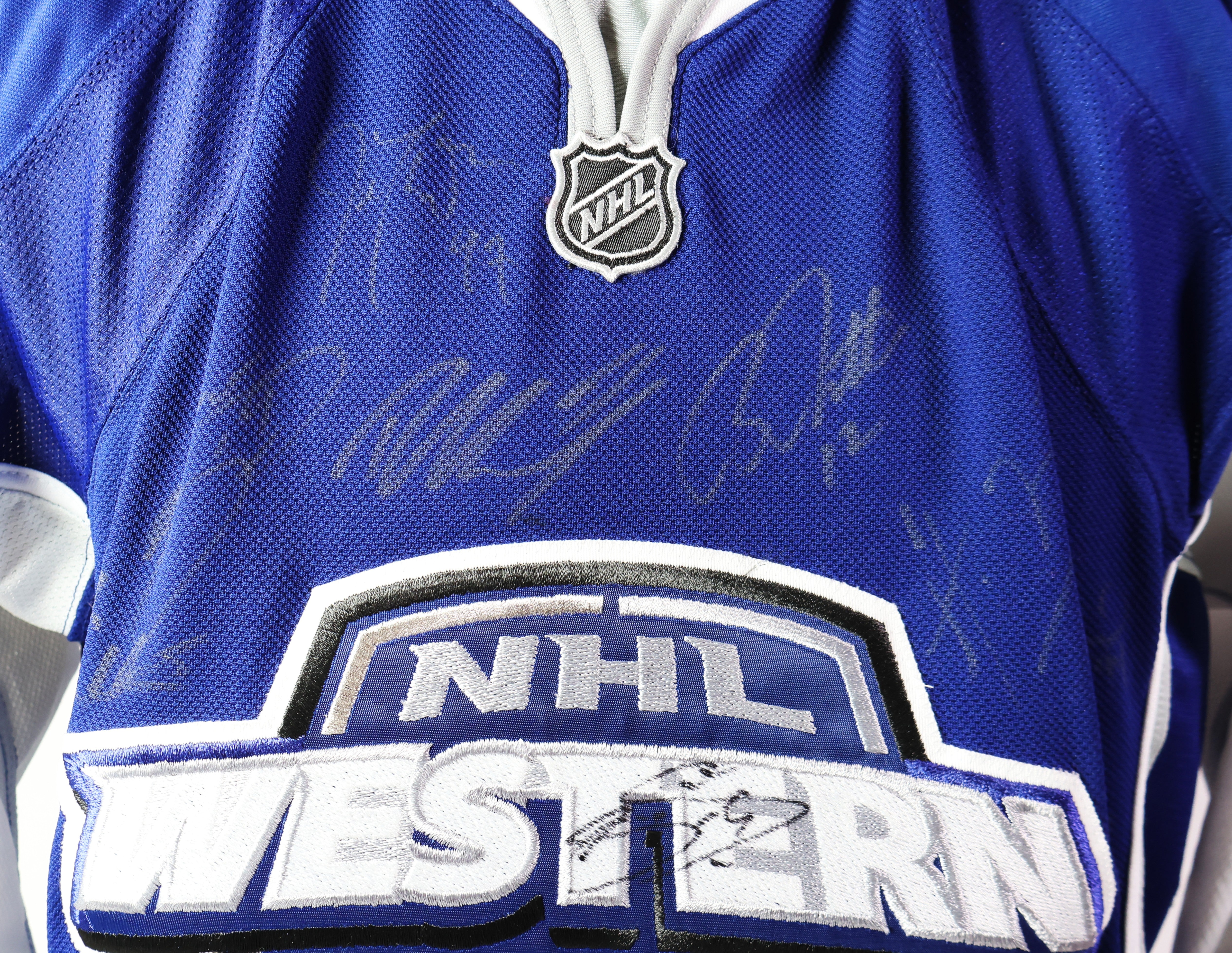 NHL All-Star western Conference Black / Silver Jersey autographed by J. Thornton / D. Phaneuf / B. Rolston / R. Nash / B. Guerin / R. Luongo / J. Sakic (2x) / T. Selanne / N. Lidstrom  JSA COA