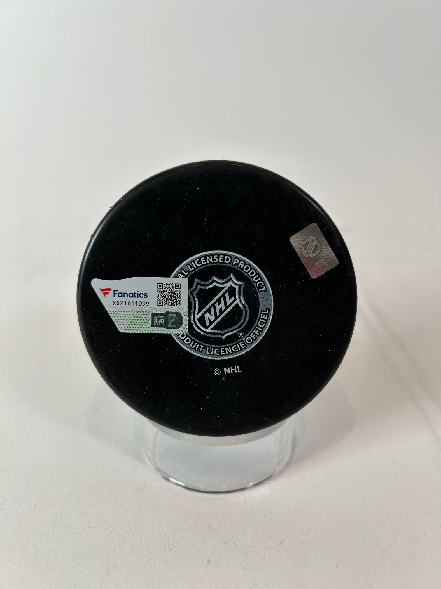 Martin Necas Autographed Colorado Avalanche Logo Puck (Fanatics COA)