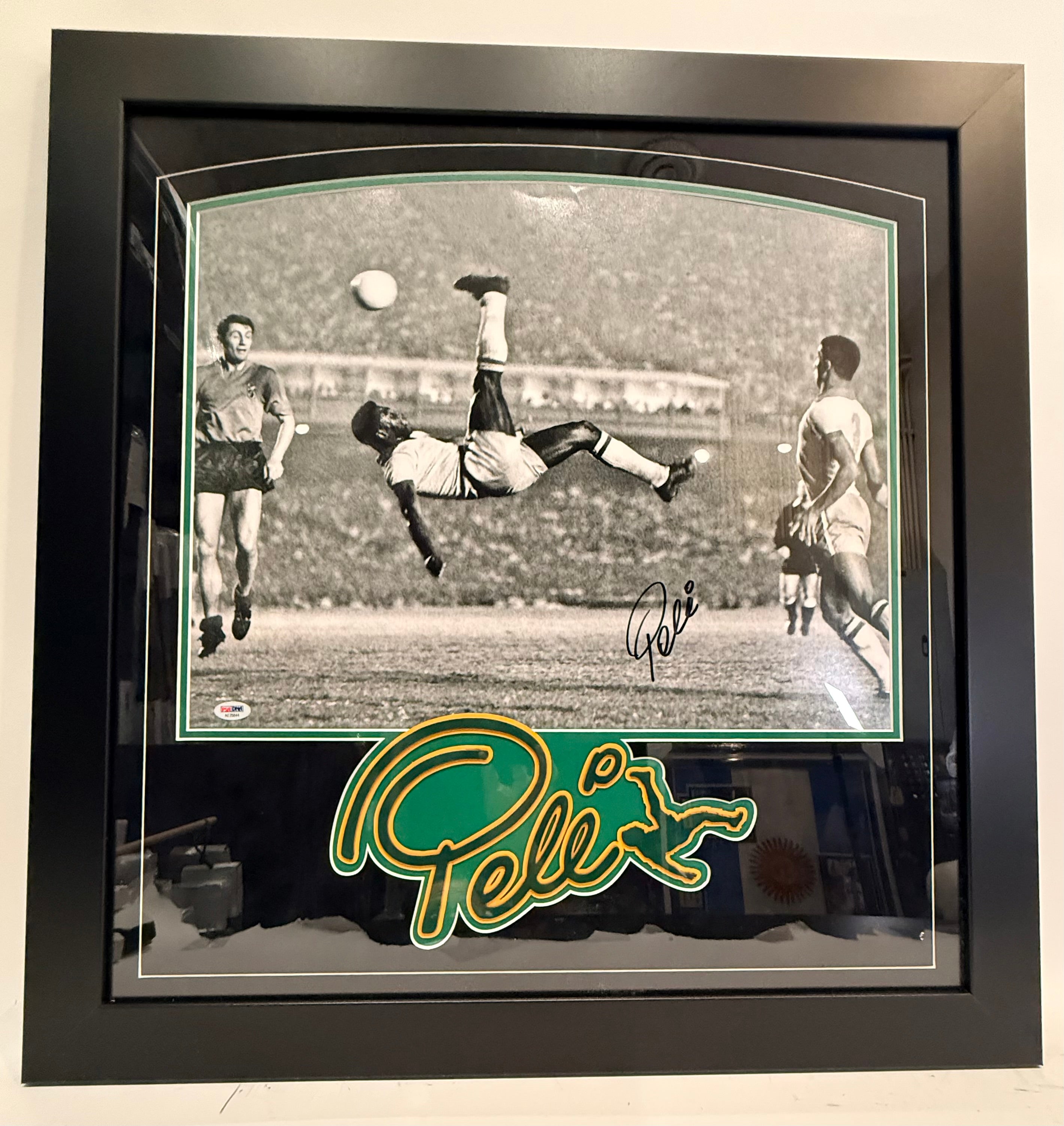 Pelé Autographed 16x20 Black & White Photo – Brazil National Soccer Team | PSA COA